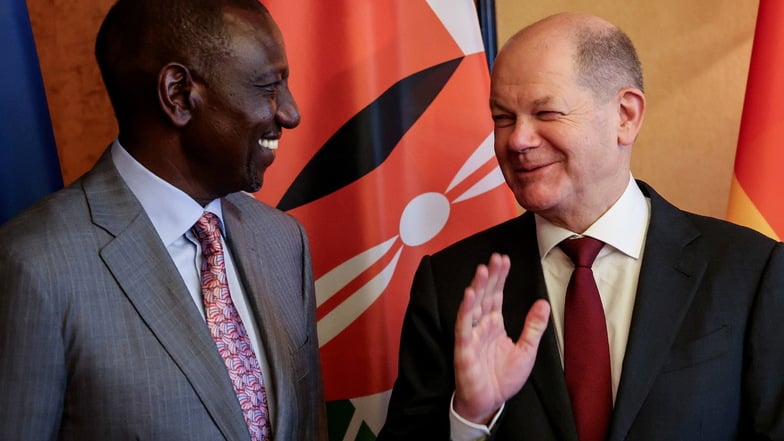 Bundeskanzler Olaf Scholz (r) und der kenianische Präsident William Ruto (l) im Gespräch.