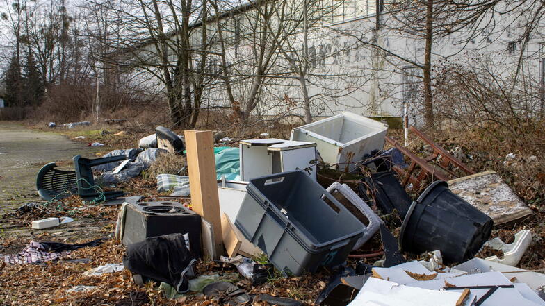 Seit Jahren wird auf dem Parkplatz am Söbrigener Weg in Pirna, nahe der ehemaligen Massa-Einkaufshalle, illegal Müll entsorgt.