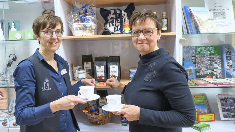 Geröstet für Riesa: Heike Kandel von der Riesa-Information (l.) und Constanze Müller von der Kaffeerösterei Müller in Wildenhain präsentieren den neuen Riesa-Kaffee.