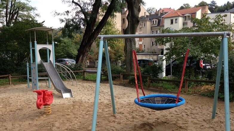 An der Rutsche links auf dem Spielplatz am Kollwitzpark waren drei Rasierklingen mit Klebeband befestigt. Foto: Stadtverwaltung