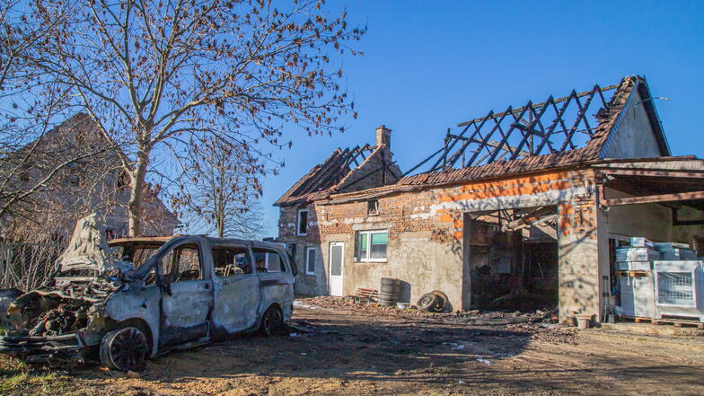 Die ausgebrannte Werkstatt in Brehmenhain. Davor der nicht mehr zu rettende Transporter. Bis auf Blech und Stahl ist alles am Auto verbrannt.