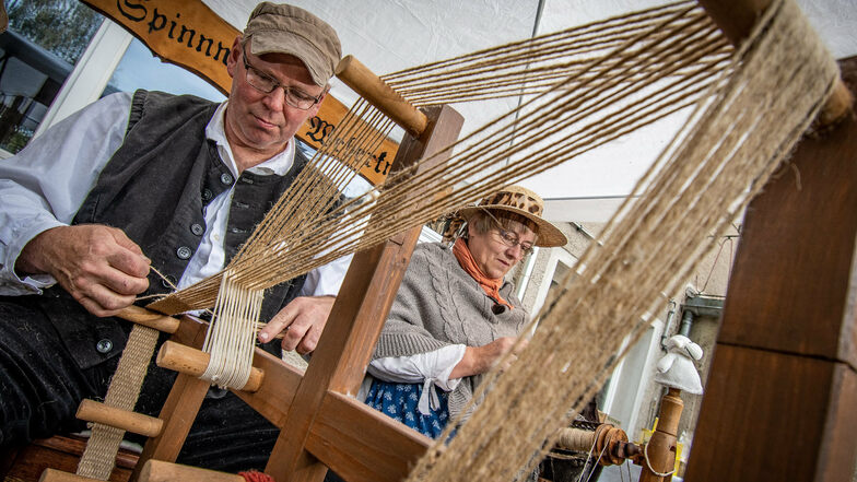 Adrian Holz-Stolle und Beate Holz aus der Oberlausitz waren erstmals zu Besuch auf dem Waldheimer Handwerkermarkt. Sie sind Bandweber.