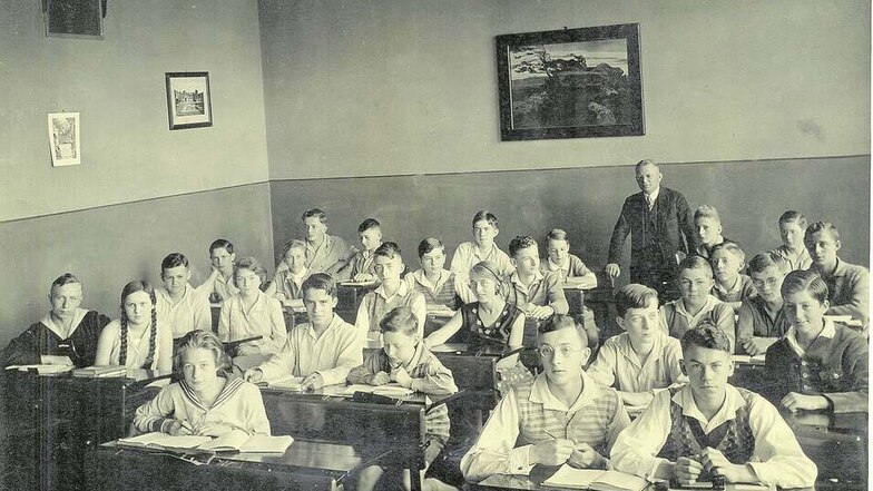Ein Bild aus seiner Zeit an der Zittauer Weinauschule hatte Fritz Michel nicht parat, dafür ein Foto der Klasse seines älteren Bruders. Es entstand 1930. Interessant, dass damals auch Mädchen aufs Gymnasium durften.