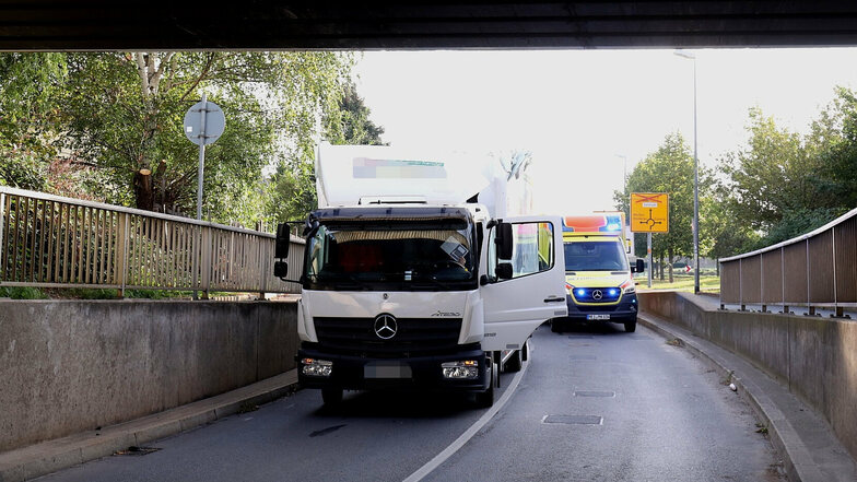 Abterode: Sattelzug katapultiert geparktes Auto in Hofeinfahrt