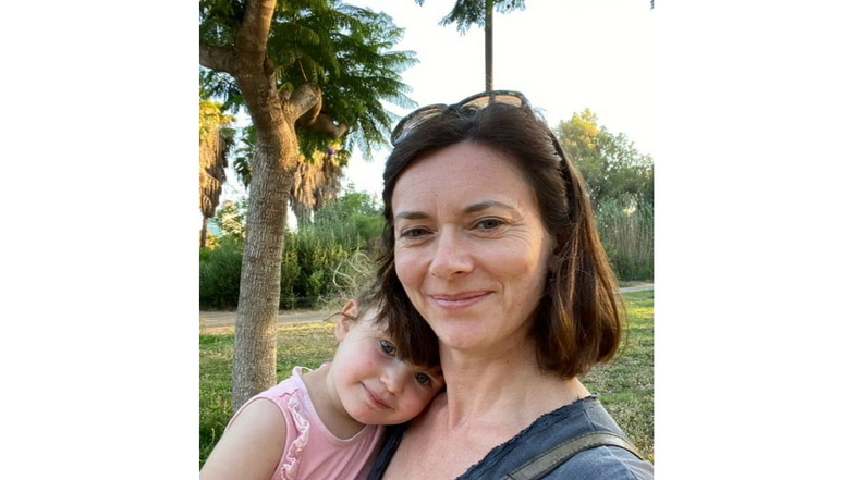 Pia Staigmüller und ihrer Tochter. Die Frau aus Ulm wohnt seit dreieinhalb Jahren mit ihrem Mann und dem Mädchen in Tel Aviv.