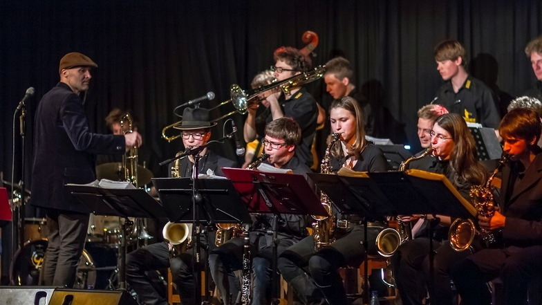 Michael Winkler (l.) und seine Big Band aus Dresden spielen auf dem Wohnkulturgut Gostewitz - und haben sich mehr als ein halbes Dutzend musikalische Gäste eingeladen.