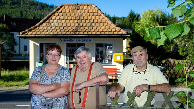 Margot Simon, Helfried Weser (M.) und Henry Pelz vom Heimatverein Tautewalde freuen sich auf das Dorffest anlässlich der Ersterwähnung des Ortes vor 650 Jahren. Am 17. August wird im Ort und auf dem Picho gefeiert.