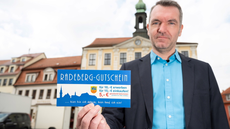 Marco Wagner, Referent für Wirtschaft bei der Stadt Radeberg, hat an der Sonderedition des Radeberg-Gutscheins mitgearbeitet. Damit sollen Händler und Gastwirte in der Stadt unterstützt werden.