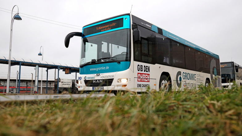 Ein Bus des Schienenersatzverkehrs steuert den Riesaer Bahnhof an. Ab Mittwoch sind diese Busse auch zwischen Zeithain und Elsterwerda unterwegs.