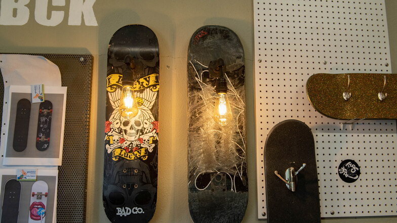 Sie sind ein echter Hingucker: Lampen oder Garderoben aus alten Skateboards in unterschiedlichen Größen und Farben.