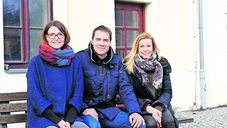 Kathrin Dobiéy mit ihrem Mann und Geschäftspartner Dirk Dobiéy und Mandy Köplin (v. l.) vom Beratungsunternehmen Age of Artists vor dem Rittergut Raußlitz.