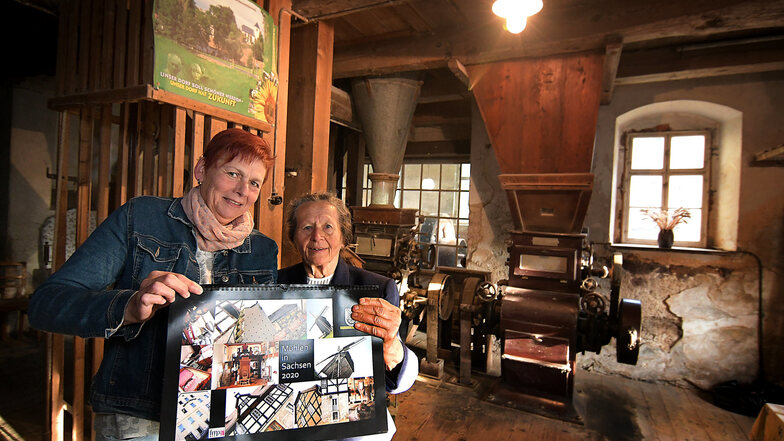 Bettina Böhme vom Mühlenverein und Hanna Arnold, Besitzerin der Mühle in Tautendorf (von links), zeigen den neuen Kalender.
