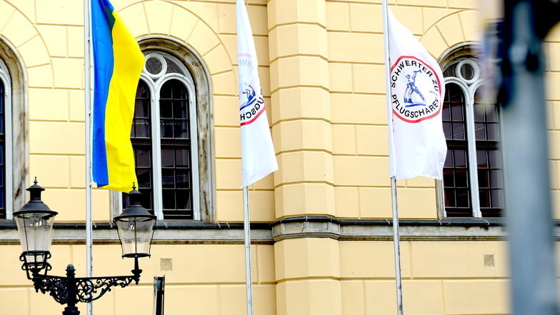 Die Flagge der Ukraine und Friedensbewegung der DDR wehen wieder vor dem Zittauer Rathaus - und taten dies schon einmal im März 2022.