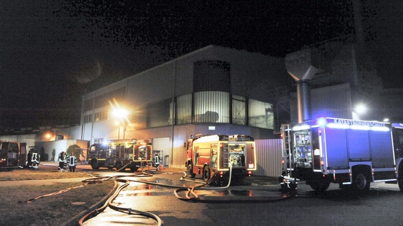 Donnerstagabend kam es bei Stölzle Lausitz in Weißwasser zu einer Havarie an einer Glasschmelzwanne, die einen Großeinsatz der Feuerwehr zur Folge hatte.