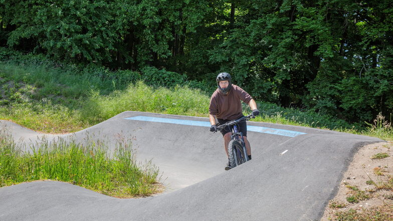 Der 16-jährige Felix Hemke aus Kamenz testet schon mal den neuen Pump Track in Elstra. Er ist oft mit seinem Mountainbike am Schwarzenberg unterwegs.