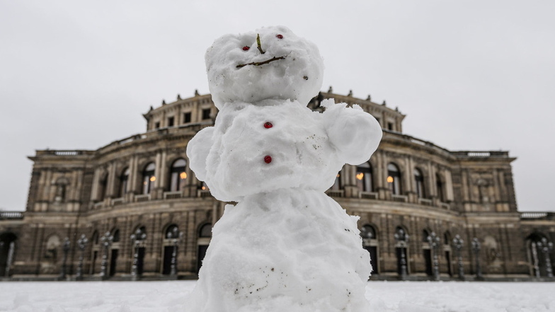 Ein Schneemann steht auf dem Theaterplatz vor der Semperoper. Am 18. Januar ist Welttag des Schneemanns.
