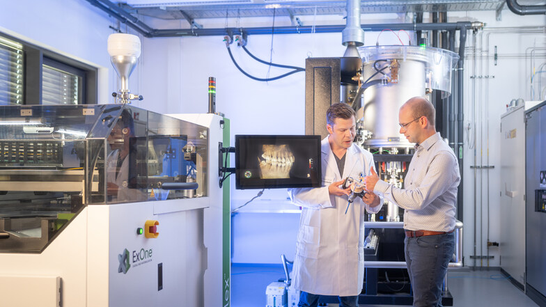 Wissenschaftler in
Deutschland und Polen
erforschen in einem von
zwei internationalen
Fraunhofer-Leistungszentren
neue Technologien für den
Einsatz von 3-D-Druckverfahren
in der
Medizintechnik.