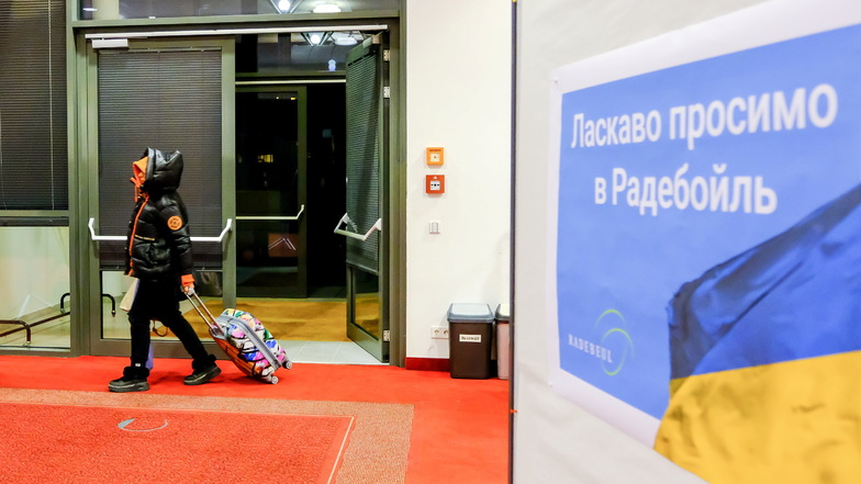 Flüchtlinge aus der Ukraine kommen am Sonntagmorgen im Radebeuler Hotel Radisson Blu Park an. Noch sind sie in gesundheitlich recht guter Verfassung. Das kann sich aber ändern.