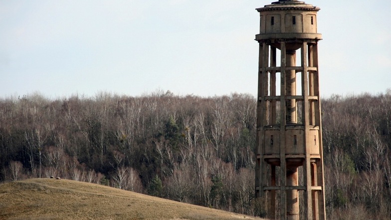 Dieser Wasserturm ist ein Wahrzeichen von Lauta. Er erinnert an das einstige Lautawerk. Das Bauwerk befindet sich in Privatbesitz.