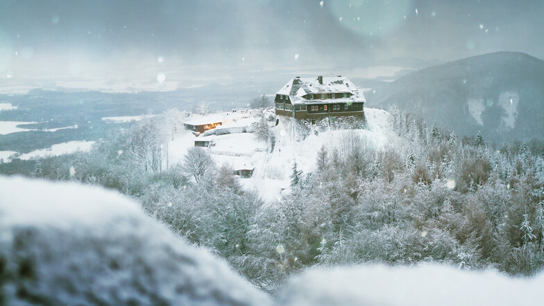 Abgelegen und zugeschneit steht die Hütte im Gebirge, aufgenommen von Lückendorf. Foto: Matthias Teichgräber