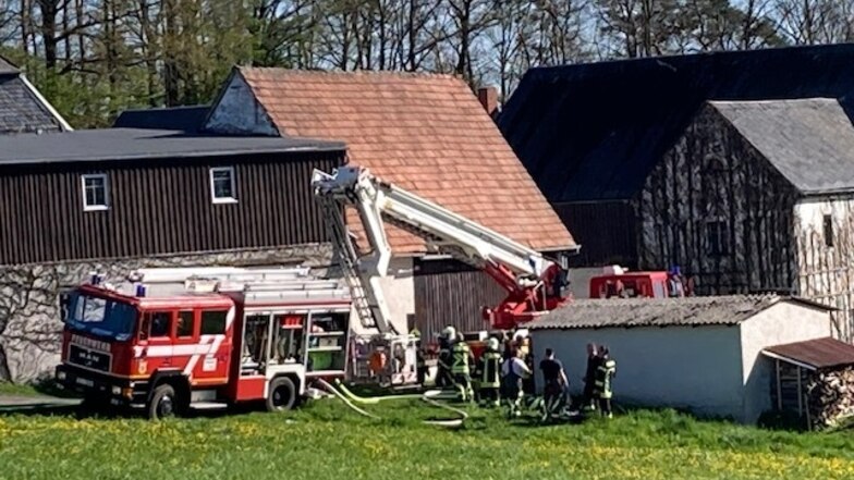 Die Feuerwehrleute aus Hartha, Waldheim und Limmritz löschten am Sonntagnachmittag einen Scheunenbrand in Saalbach.