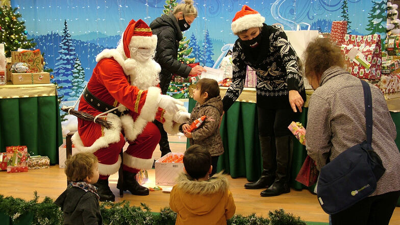 Der Weihnachtsmann empfing auf der Bühne des Hoyerswerdaer Lausitz-Centers am Dienstag und Mittwoch die Kinder, die bei der Aktion „200 Kinderwünsche werden wahr“ ihre Wunschzettel abgegeben hatten.