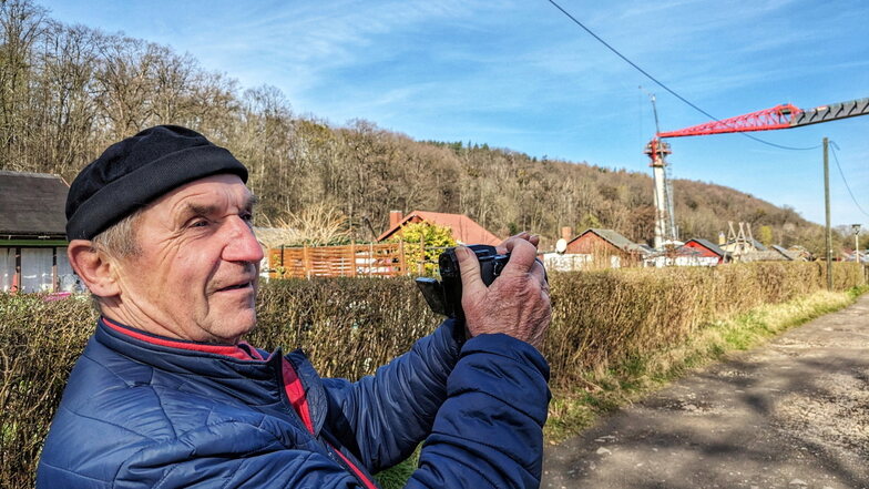 Im Bann der Brücke: Fotoamateur Gerold Zimmermann harrt den ganzen Tag im Gottleubatal aus, um den Vorschub mit der Kamera festzuhalten.