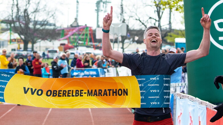 Mit einem Jubelschrei und dem Fingerzeig nach oben überquert Peter Frohnwieser die Ziellinie. Der 40-Jährige gewinnt den 24. VVO-berelbe-Marathon.