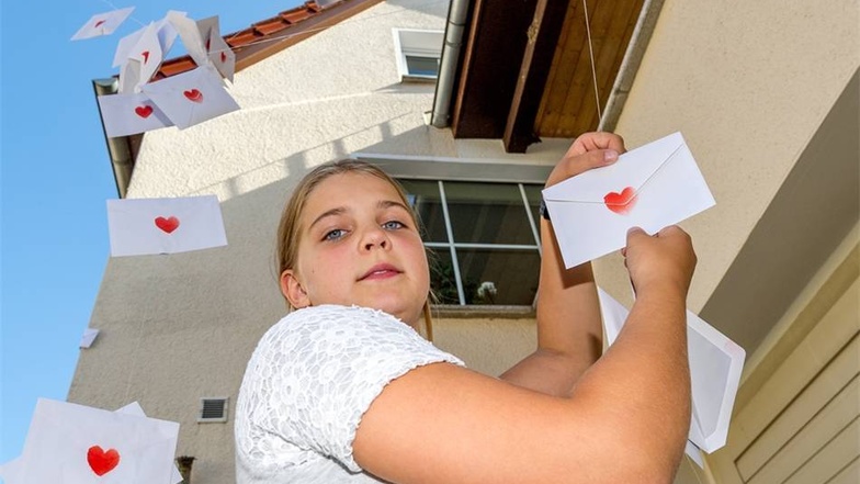 Die 10-jährige Amelie mit Wunschkarten.
