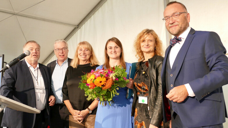 Maja Konstantinovic (3.v.r.) nahm für die Organisation „Antikomplex“ aus Prag den ZukunftErbe-Preis entgegen. Nach der Preisverleihung gratulierten zuerst die Ehrengäste.