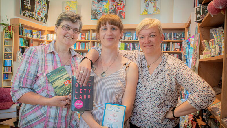Diese drei Frauen führen die Buchhandlung in Großröhrsdorf, die jetzt mit dem Preis des Deutschen Buchhandels ausgezeichnet wird: Kristin Gocht,  Sandra Kretzschmar und Grit Gebler (v.l.).