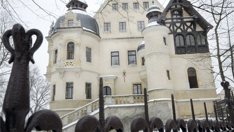 Der schmiedeeiserne Zaun vorm Schloss stammt auch von der Firma.