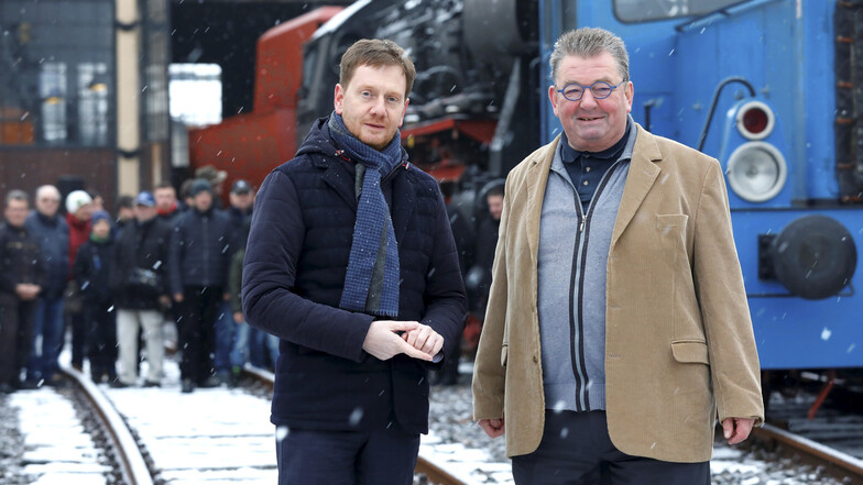 Am Sonnabend verabschiedeten Ministerpräsident Michael Kretschmer und Osef-Chef Alfred Simm die große Dampflok zur Wiederbelebung.