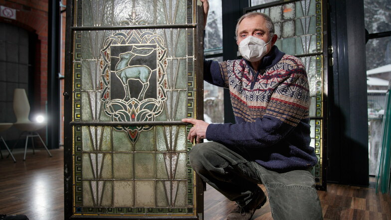 Glasermeister Thomas Körner restauriert die Bleiglasfenster, die das Motiv Weißer Hirsch ziert.