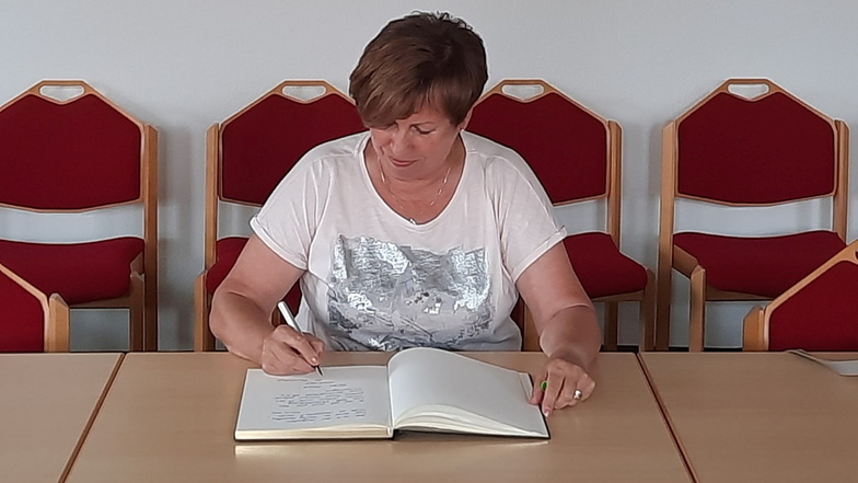 Die ehemalige Leiterin der Otto-Garten-Grundschule in Elstra, Ute Handschack durfte sich ins Goldene Buch der Stadt eintragen.