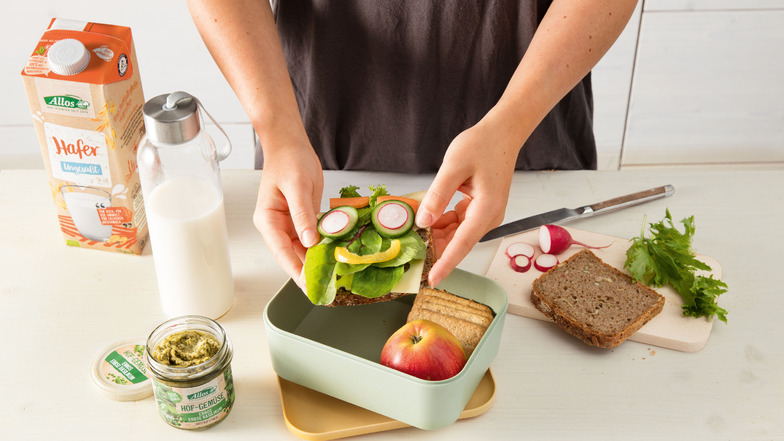 In die Frühstücksbox für Kita oder Schule gehört vor allem Gesundes: Obst, Gemüse oder auch ein Vollkornbrot.
