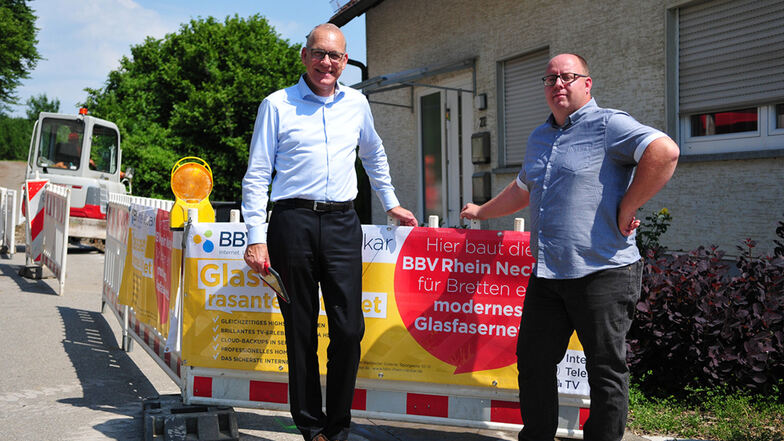 Andreas Schönberg (r.) mit seinem ehemaligen Teilhaber Hendrik Ertel an einer Baustelle in Bretten. Dort baut seine Firma ein komplettes Glasfasernetz für die Stadt.