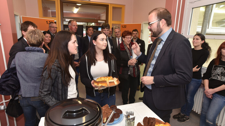 Kuchen für den Minister: Sue-Celine und Leonie (rechts) versorgten Christian Piwarz in der Andert-Oberschule mit Selbstgebackenem.