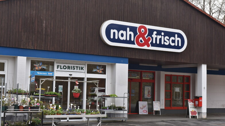 Einmalig im Landkreis: Nachdem zwei Diskounter die Markthalle von Oelsa aufgegeben hatten, eröffnete dort im Sommer 2011 der inhabergeführte "Nah & Frisch".