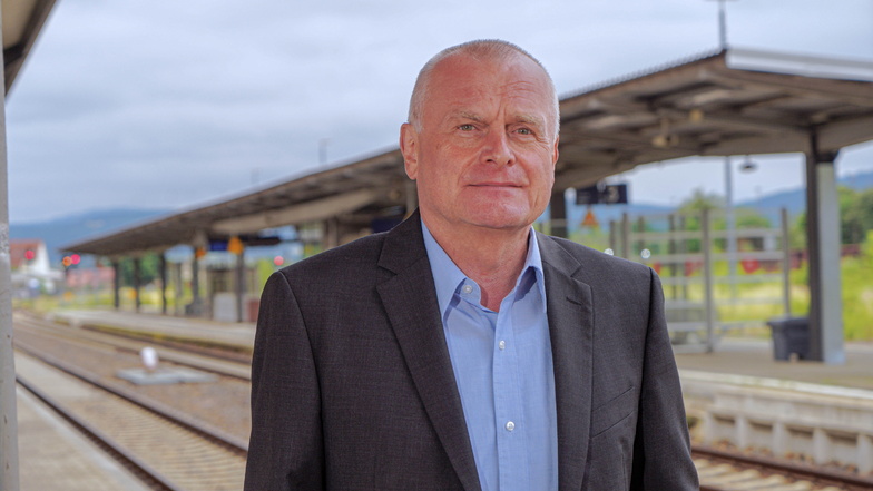Hans-Jürgen Pfeiffer, Geschäftsführer des Verkehrsverbundes Oberlausitz-Niederschlesien, steht in Bautzen auf einem Bahnsteig, der lang genug dafür wäre, dass dort ein ICE hält. Für die Bahnzukunft in der Oberlausitz hat er klare Forderungen.