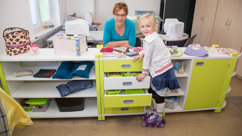 Das Kinder- und Familienzentrum in Niesky hat neue Schränke für die Bastel- und Nähutensilien. Das freut Mitarbeiterin Diana Bernhardt und Lydia Stark (9), die in den Herbstferien am Nähkurs teilnehmen wird.