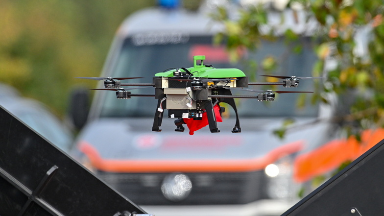 Eine spezielle Rettungsdrohne startet zum Demo-Flug des Drohnensystems "RescueFly" am Partwitzer See an der Landesgrenze zwischen Sachsen und Brandenburg.