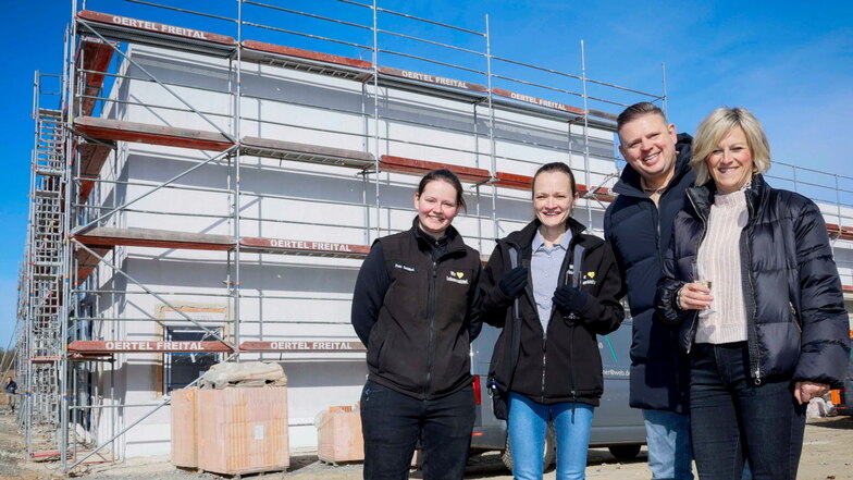 Betreiberin Manuela Peltzer (r.) freut sich mit ihrem Mann Marco Peltzer, Marktleiterin Ivonne Chadli (2.v.l.) und Mitarbeiterin Lea Schöbel, dass die Bauarbeiten für den neuen Edeka-Markt termingerecht vorangehen.