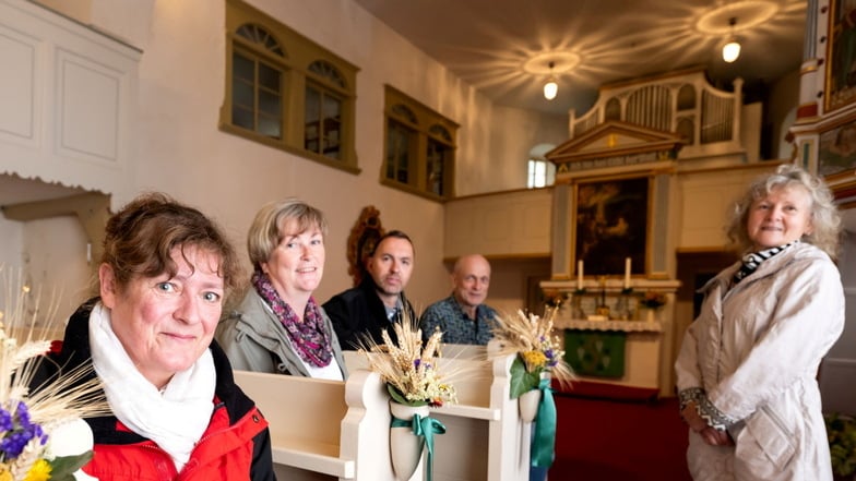 Sie ziehen für die Restaurierung des Kirchendachs in Pohla an einem Strang: Gemeindepädagogin Katrin Merz-Jordan, Anke Hentsche vom Kirchenvorstand, Ortsvorsteher Stephan Thomas, Architekt Karl-Heinz Müller und Gisela Pallas (v.l.)