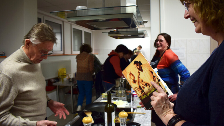 Während die Kursteilnehmerinnen und -teilnehmer an Pfannen und Töpfen zu tun haben, gibt Claudia Niemz einige Ausschnitte aus Piet Kistemakers Buch „Wilde gastronomische Abenteuer – Ernest Hemingways kulinarische Biografie“ zum Besten.