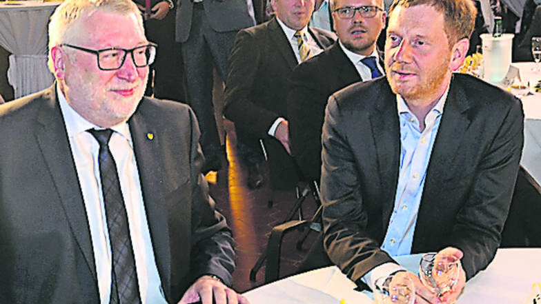 Ministerpräsident Michael Kretschmer beim Geburtstagsempfang des mittelsächsischen Landrats. Matthias Damm hatte in das alte Wasserkraftwerk eingeladen.