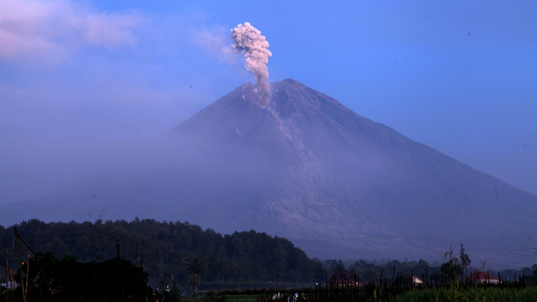 Indonesischer Vulkan Semeru beruhigt sich nach gewaltiger Eruption