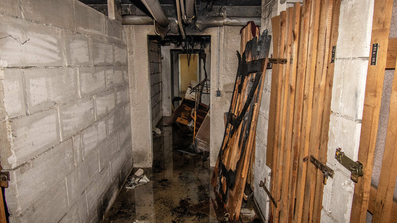 In den Kellerräumen eines Westewitzer Wohnblocks kam es in der Nacht zum 9. September zu einem Brand. Nun ist die Höhe des Schadens festgestellt worden.