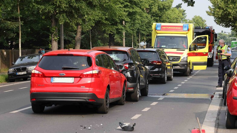 Drei Autos sind auf der Winterbergstraße zusammengestoßen, so die Polizei Dresden.