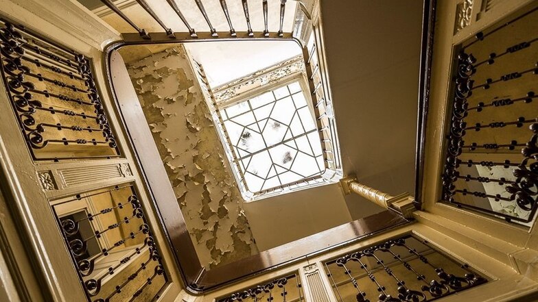 Noch immer attraktiv trotz jahrelangen Leerstandes: das Treppenhaus im Lichthof der Villa.